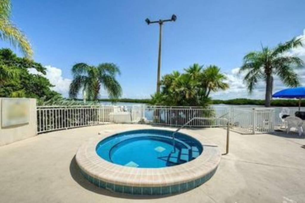 Manatee, Studio202, Beach Steps Away! Pool+Wifi Ruskin Dış mekan fotoğraf